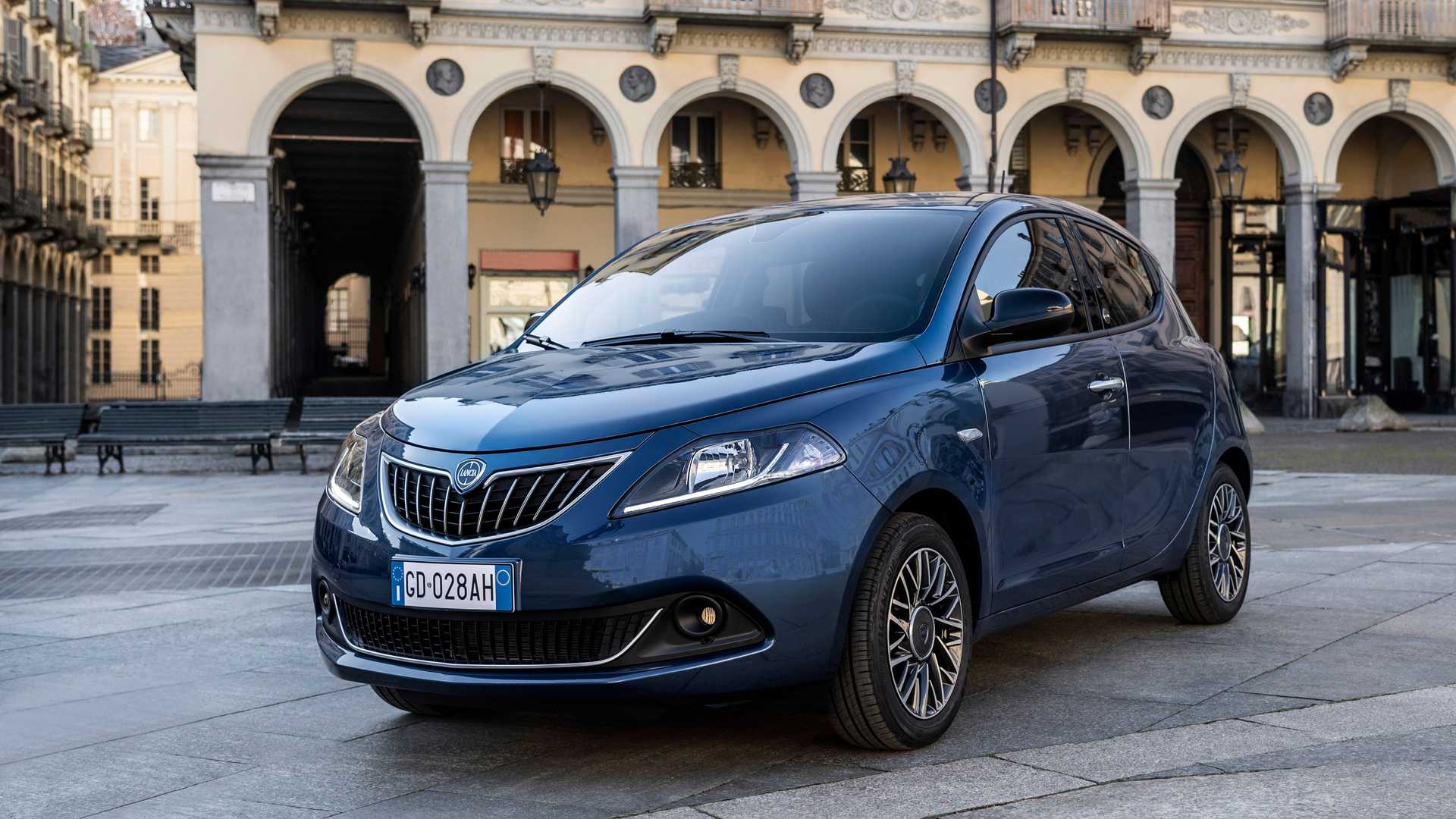 Машина Lancia Ypsilon 2014